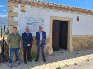 El subdelegado del Gobierno visitó ayer las obras de la Granja Escuela de La Viñuela que ejecuta el Ayuntamiento con fondos del PFEA