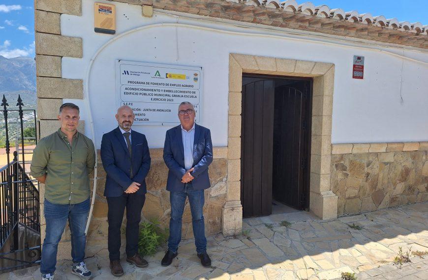 El subdelegado del Gobierno visitó ayer las obras de la Granja Escuela de La Viñuela que ejecuta el Ayuntamiento con fondos del PFEA