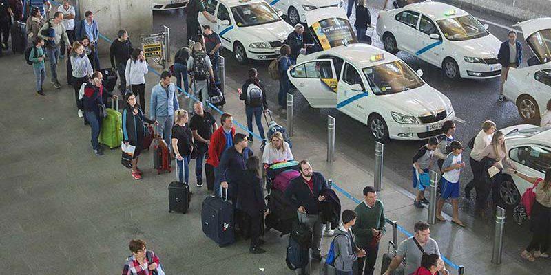 La Policía Local de Málaga inicia un dispositivo contra el intrusismo en el sector del taxi en el aeropuerto