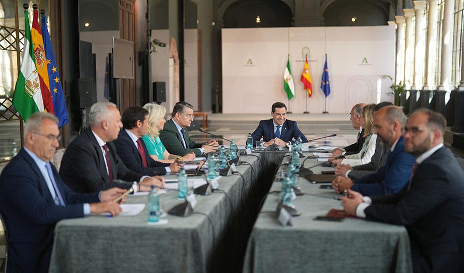 Foto Junta de Andalucia Press / El presidente de la Junta, Juanma Moreno, preside la reunión con los alcaldes del Campo de Gibraltar.