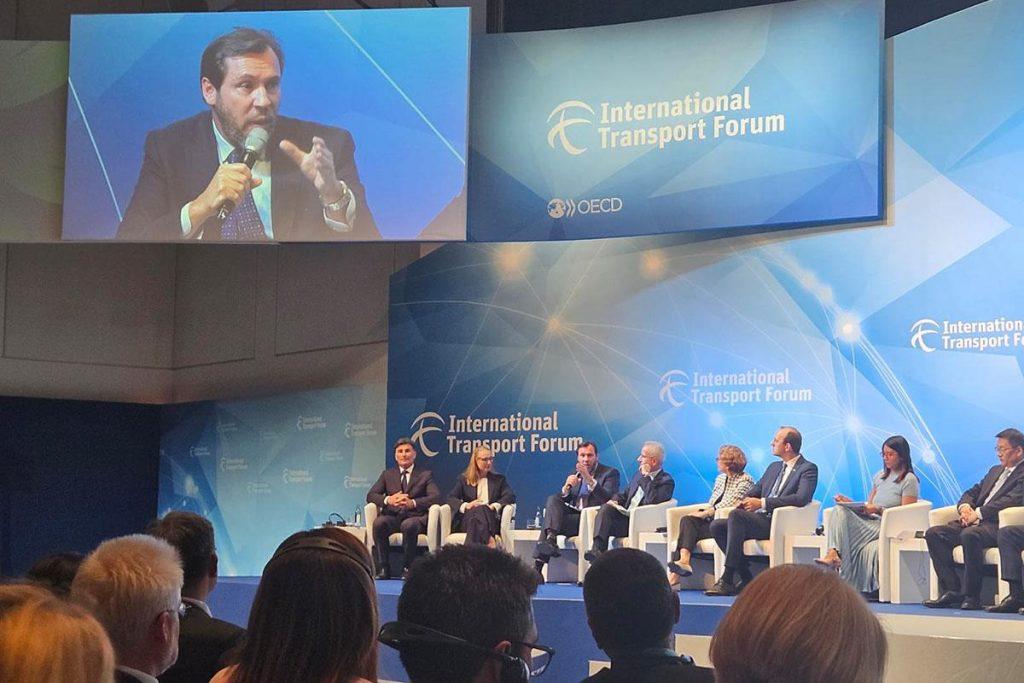 El ministro de Transportes y Movilidad Sostenible, Óscar Puente, durante su intervención en la Cumbre 2024 del Foro Internacional de Transporte