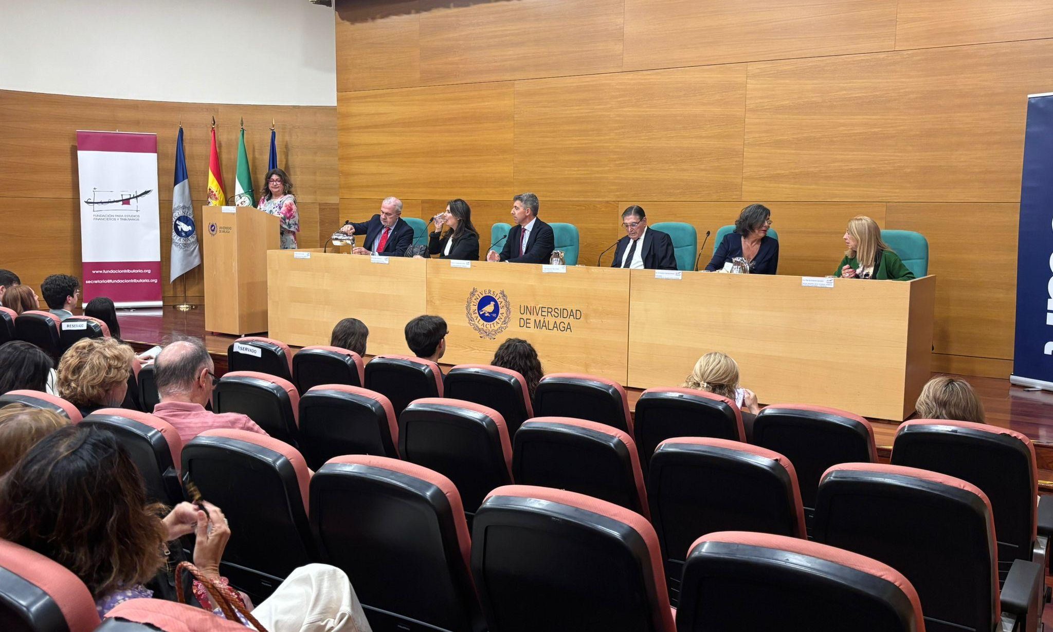 La Fundación Andaluza de Estudios Financieros premia el esfuerzo y el talento universitario da una lección magistral inolvidable de la mano de Julio Banacloche