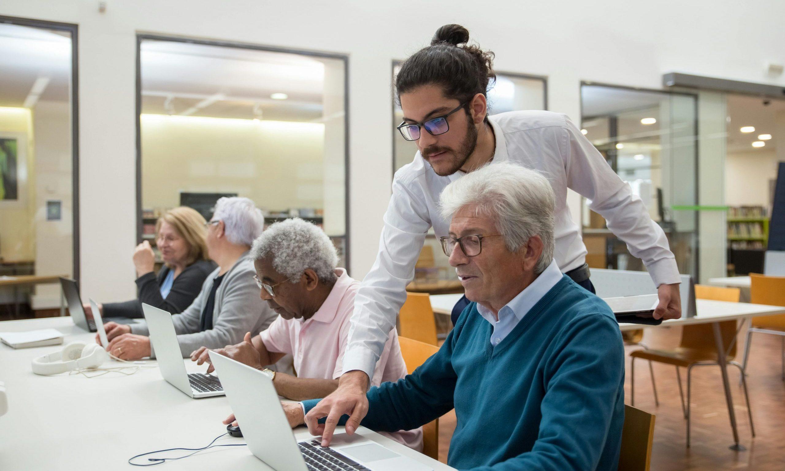 La Asociación de la Prensa de Málaga y el Ayuntamiento amplían a nueve distritos los Talleres de Alfabetización Mediática