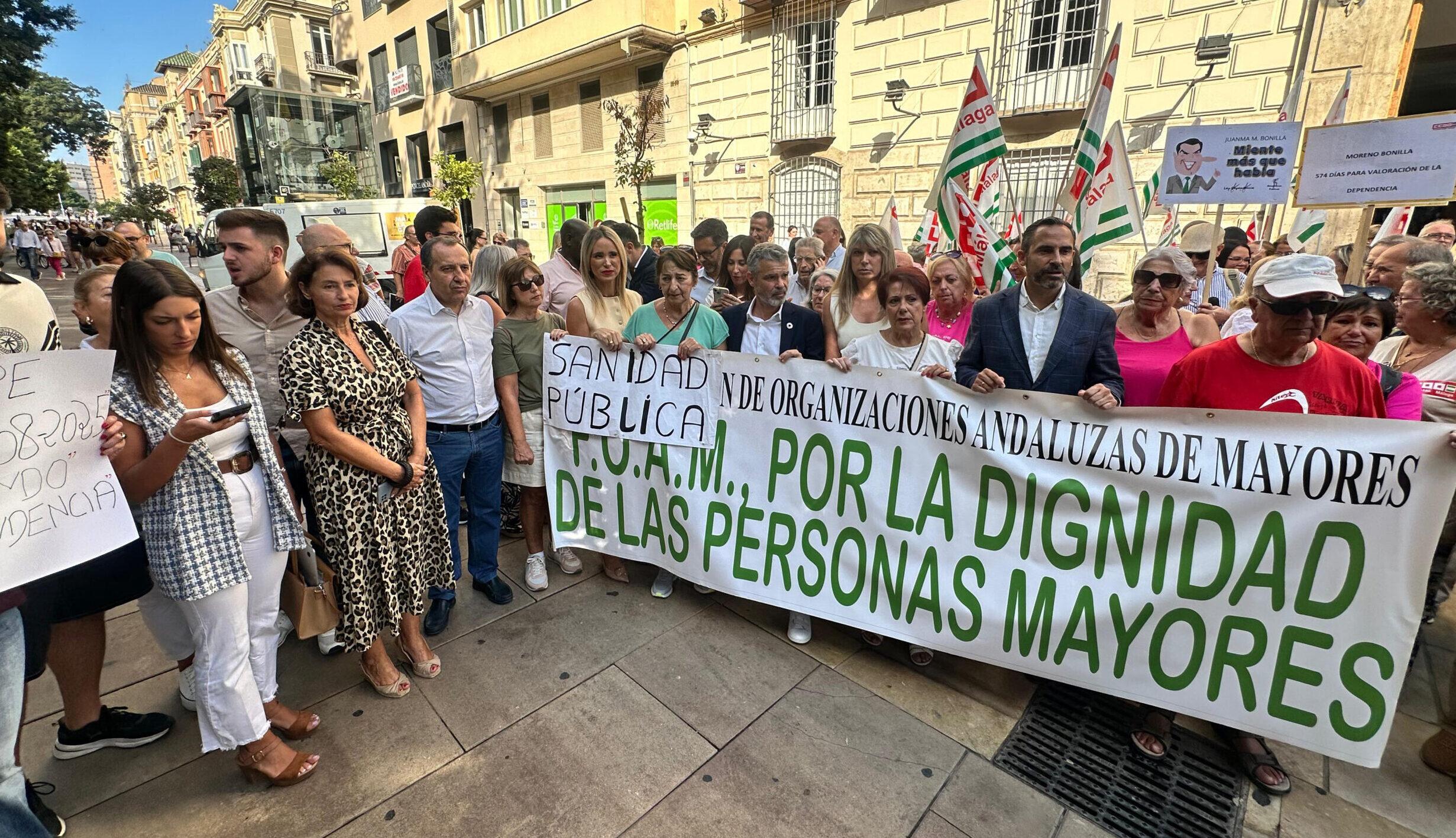 El PSOE exige al Gobierno de Juanma Moreno más atención a las personas mayores dependientes