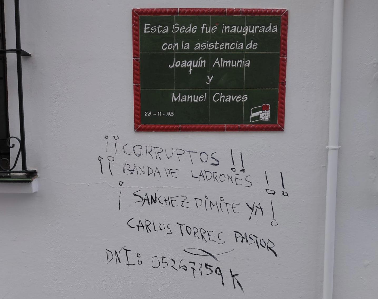 El PSOE de Fuengirola condena un acto vandálico contra su sede y llama al respeto y la convivencia democrática