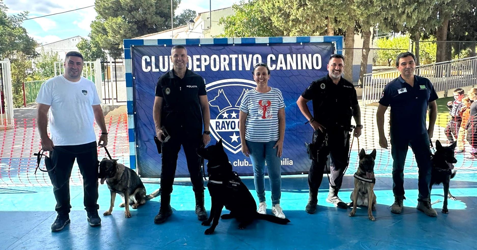Villa del Guadalhorce celebra una jornada educativa para acercar el mundo canino a los escolares