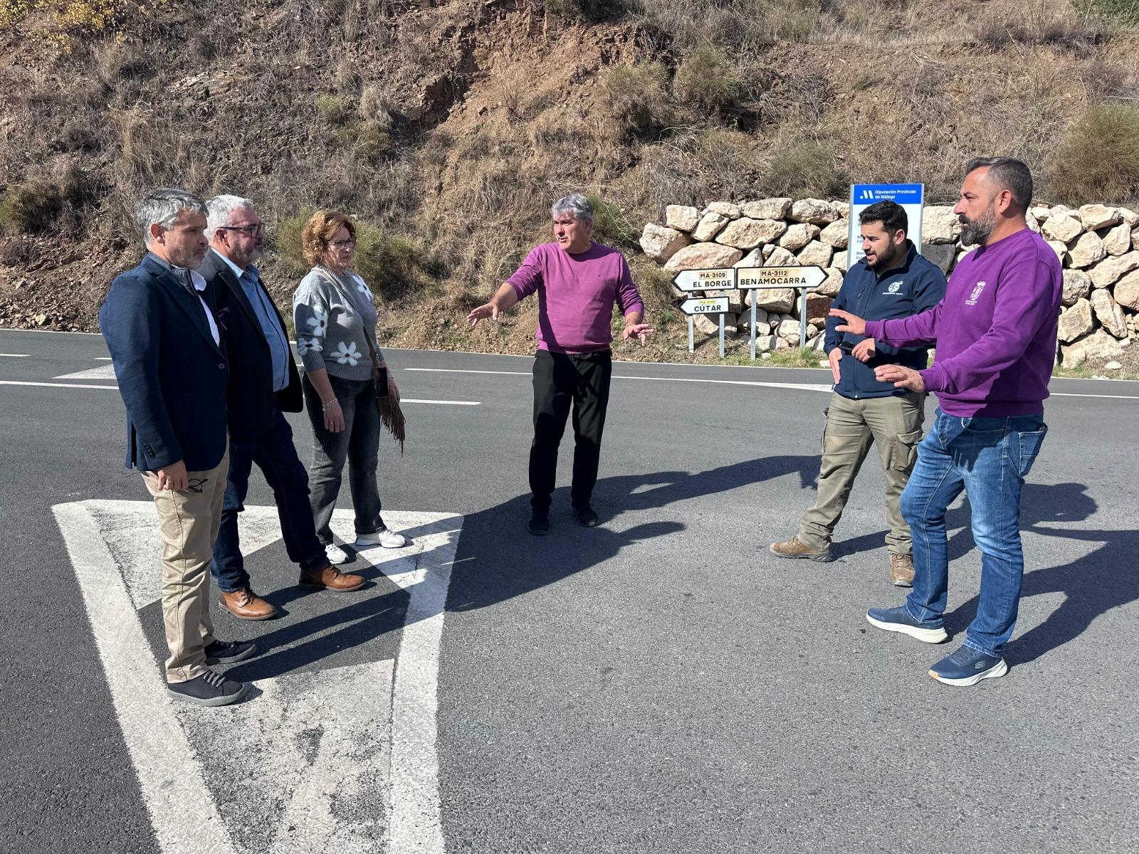 Los alcaldes de Almáchar y El Borge exigen la construcción de una rotonda en el cruce de los Cinco Puentes
