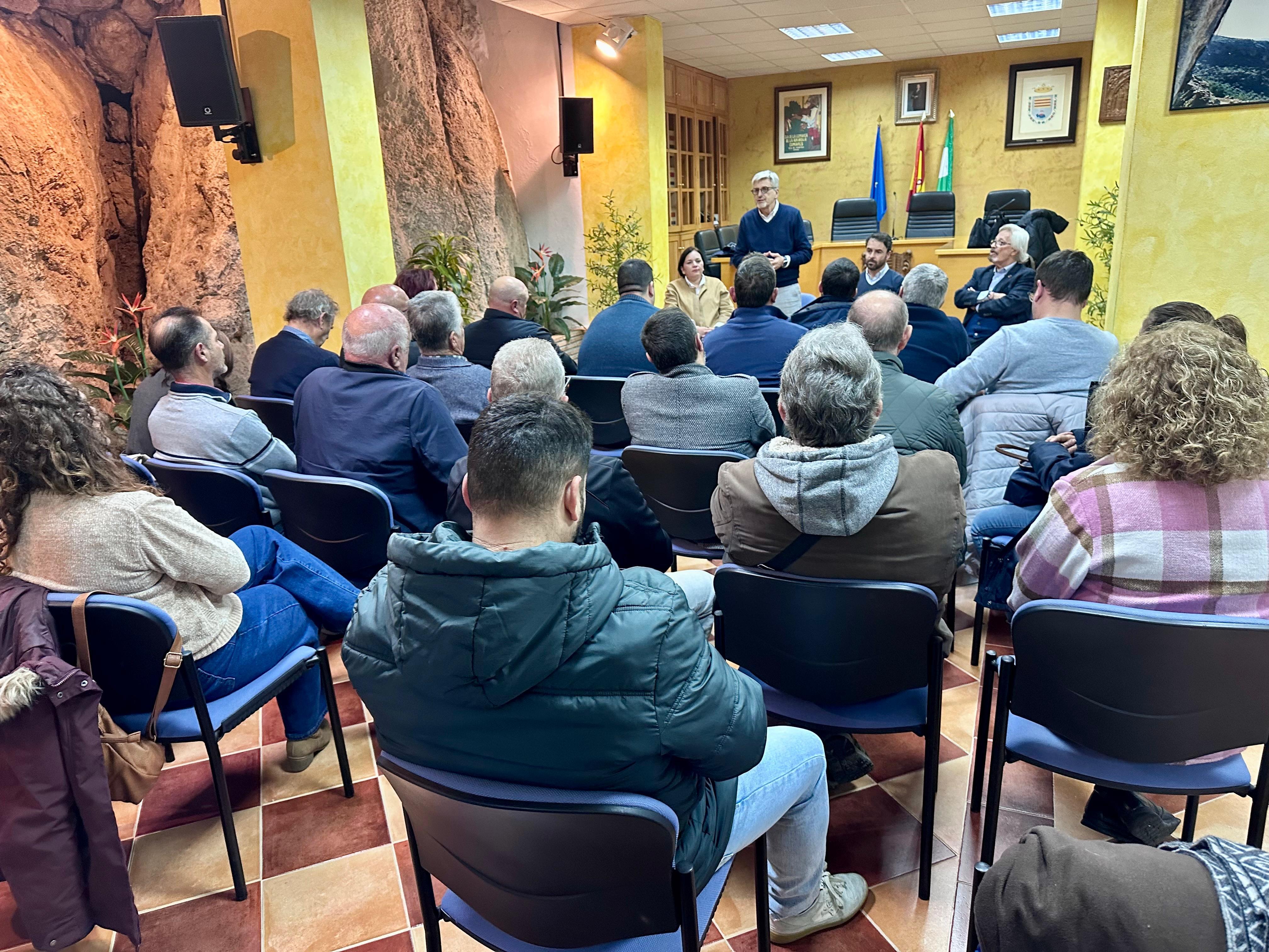 El PSOE insta a los alcaldes del PP en la Axarquía a rebelarse ante los “incumplimientos” de la Junta y la Diputación