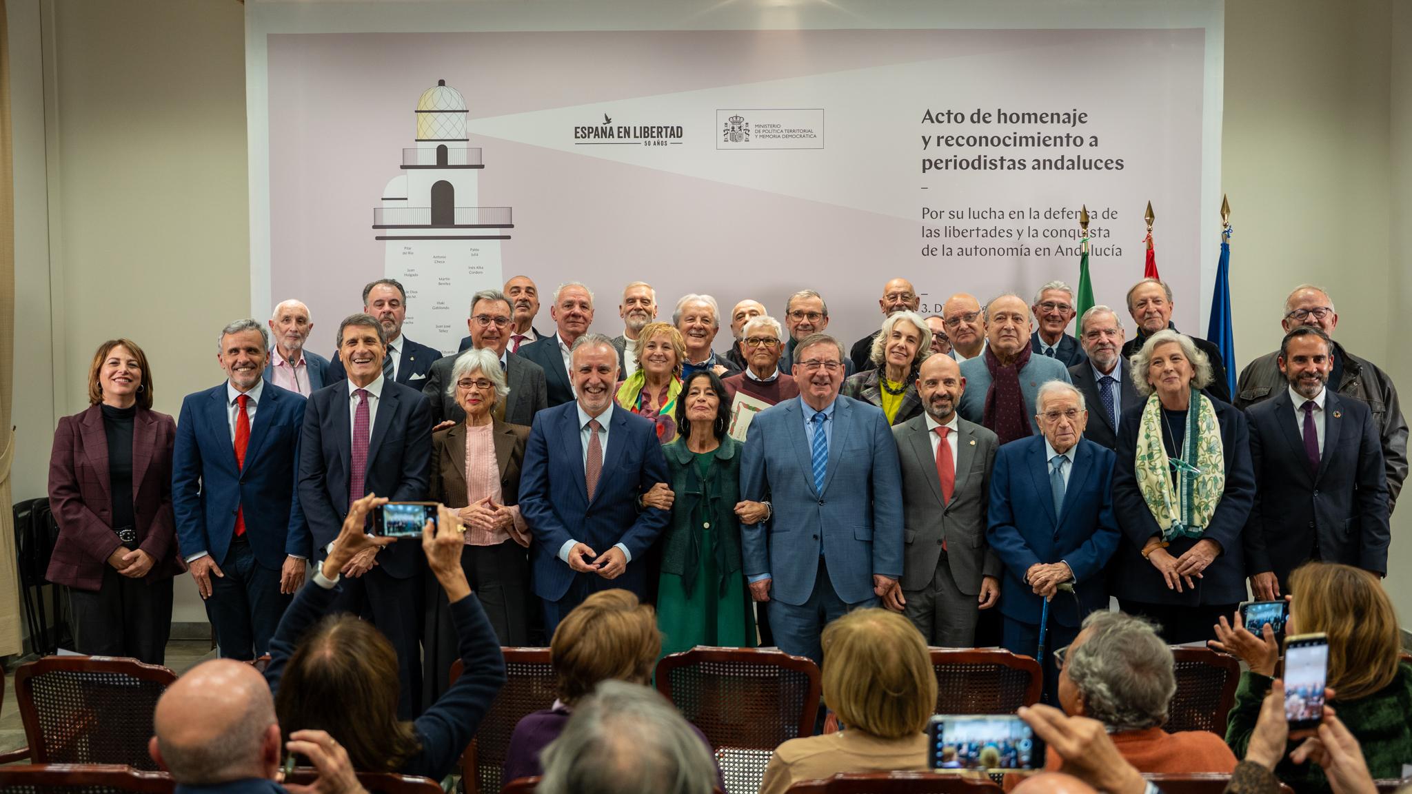 El Gobierno homenajea en Málaga a 30 periodistas por su papel en la transición democrática y el proceso autonómico andaluz