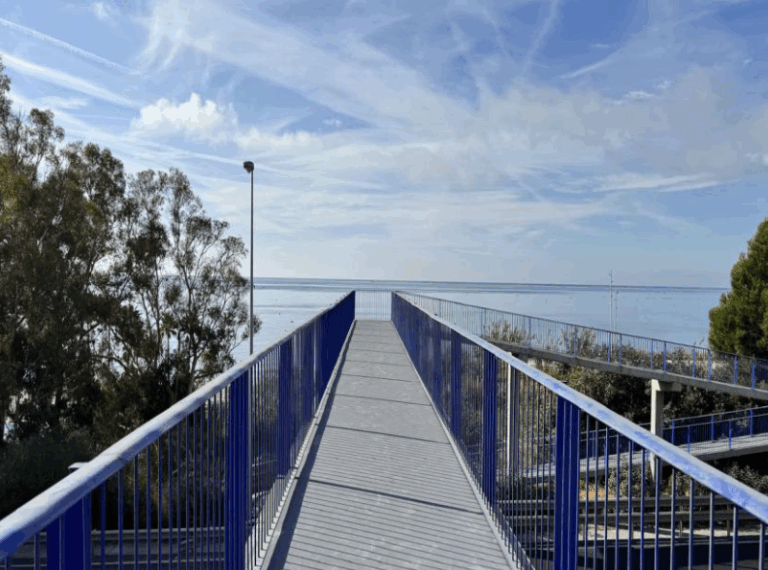 Transportes renueva 12 pasarelas peatonales en la A-7 entre Estepona y Mijas por 1,9 millones