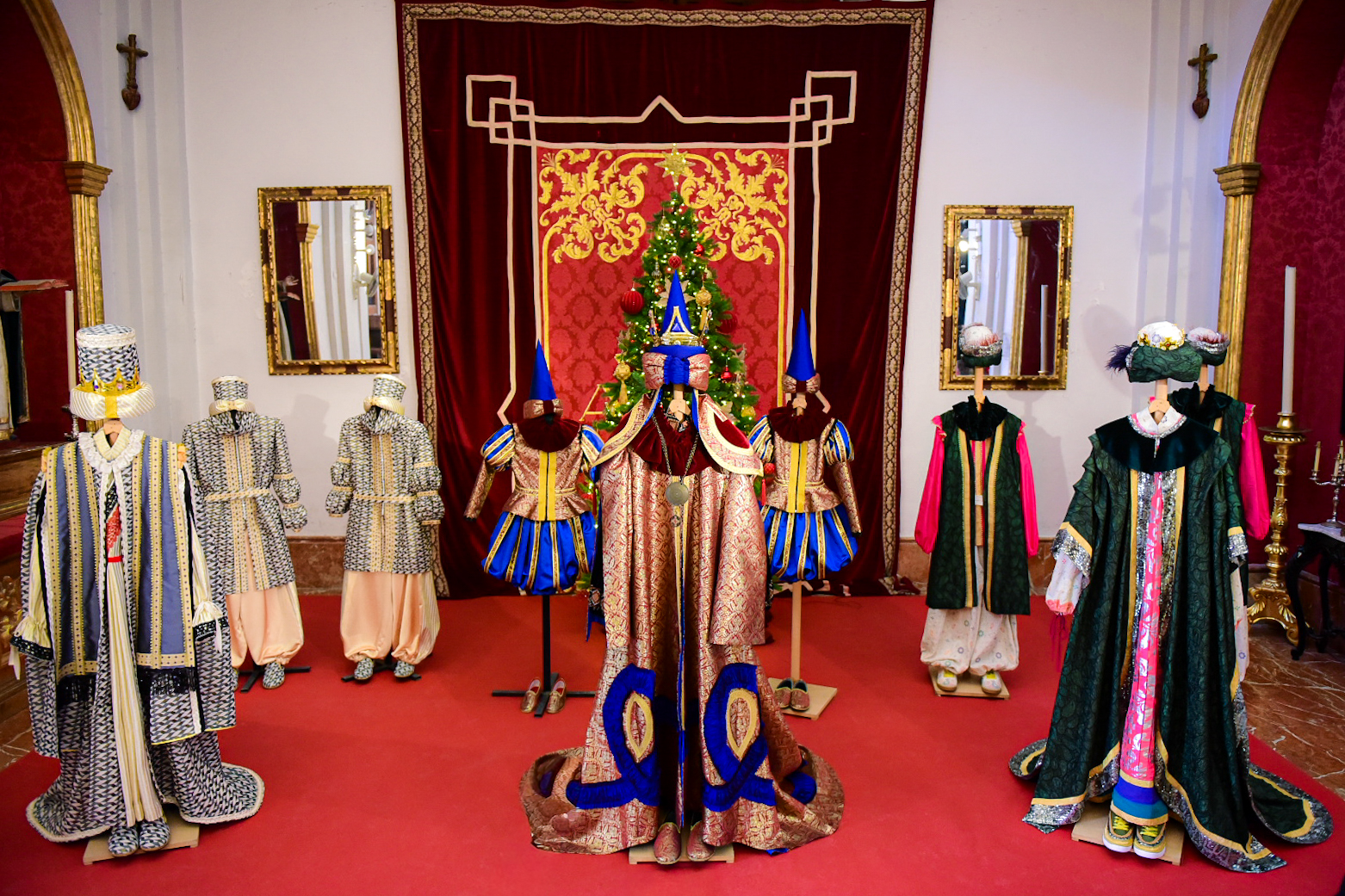 Los trajes de los Reyes Magos de la Cabalgata de 2026 de Málaga se exponen en la sede de la Agrupación de Cofradías