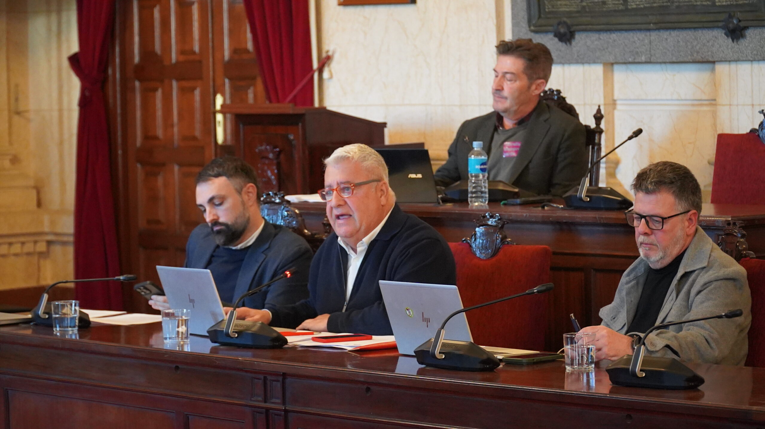 El PSOE acusa al PP de “abandonar a un centenar de familias de La Palmilla” y de “amparar la desaparición” del monte Gibralfaro