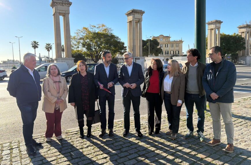 El PSOE apela a la Junta y al Ayuntamiento para frenar las esculturas gigantes en el Puerto de Málaga
