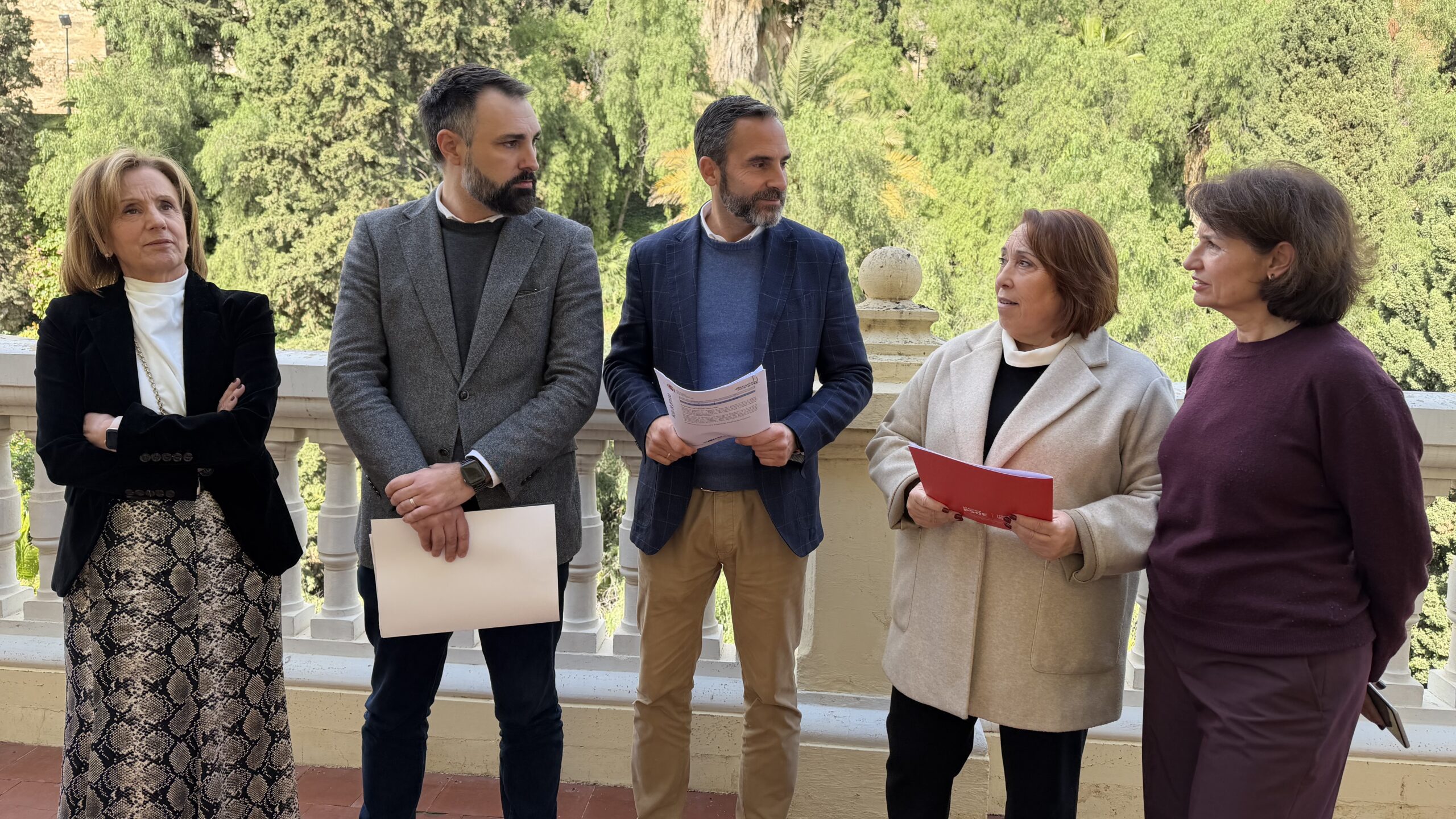 El PSOE pide la paralización inmediata de las estatuas del Puerto por carecer de licencia y permiso de Cultura