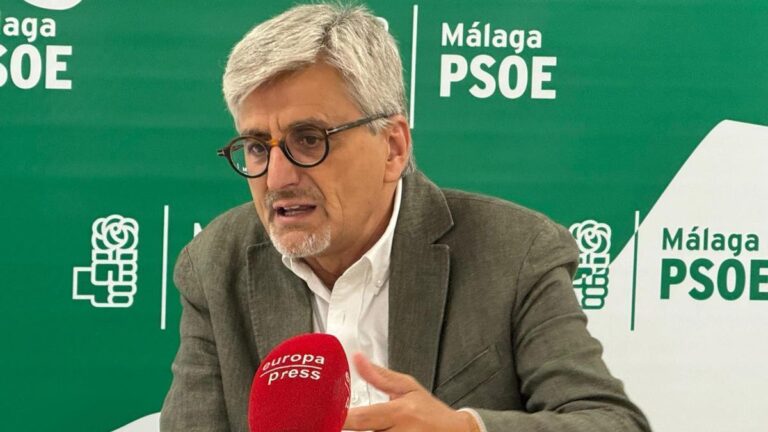 El PSOE lleva al Parlamento andaluz las polémicas esculturas del Puerto de Málaga