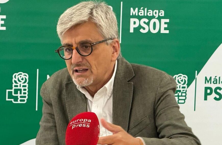 El PSOE lleva al Parlamento andaluz las polémicas esculturas del Puerto de Málaga
