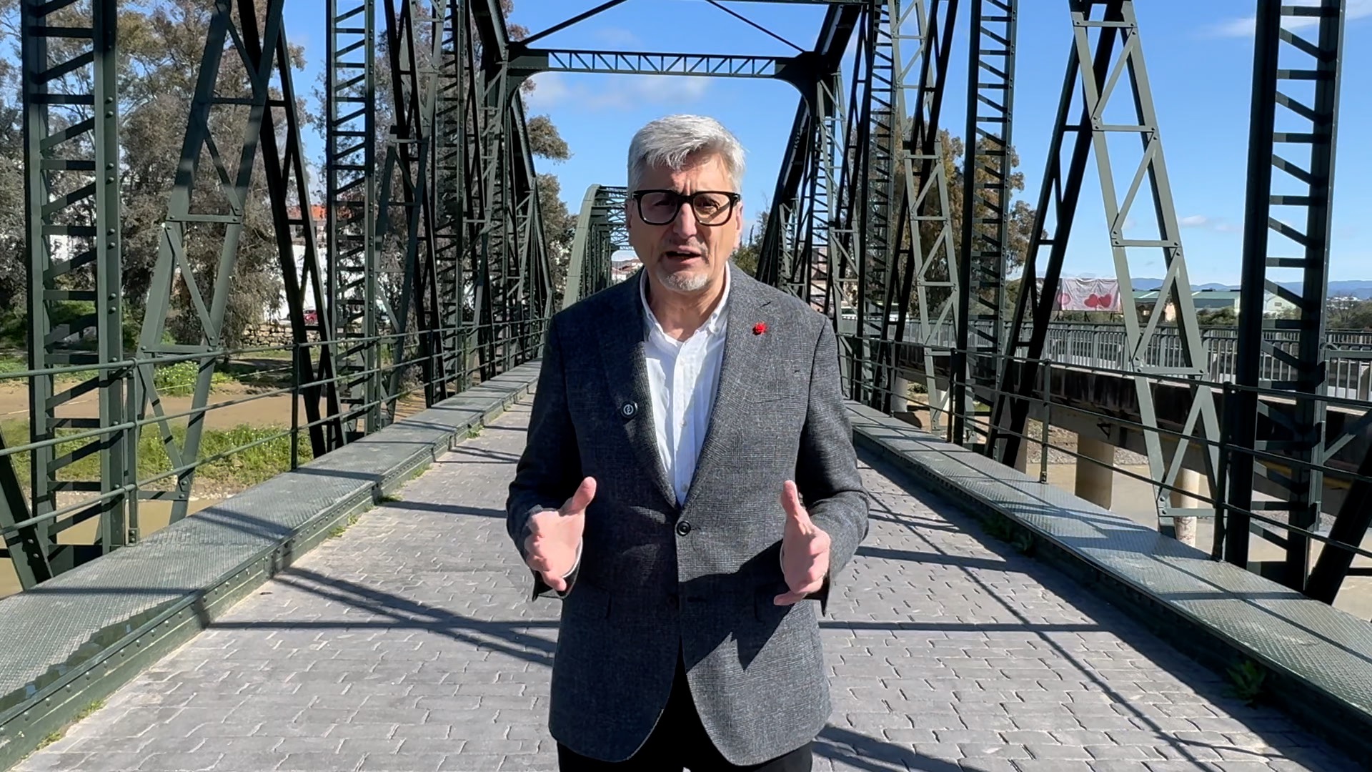 El PSOE de Málaga acusa a Juanma Moreno de alinearse con Feijóo y Abascal en el apoyo a la “guerra ilegal de Trump”