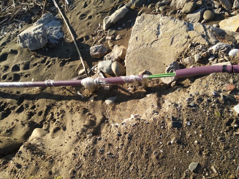 El PSOE denuncia la presencia de un cable con electricidad en la playa de Punta Plata y acusa al Ayuntamiento de falta de mantenimiento