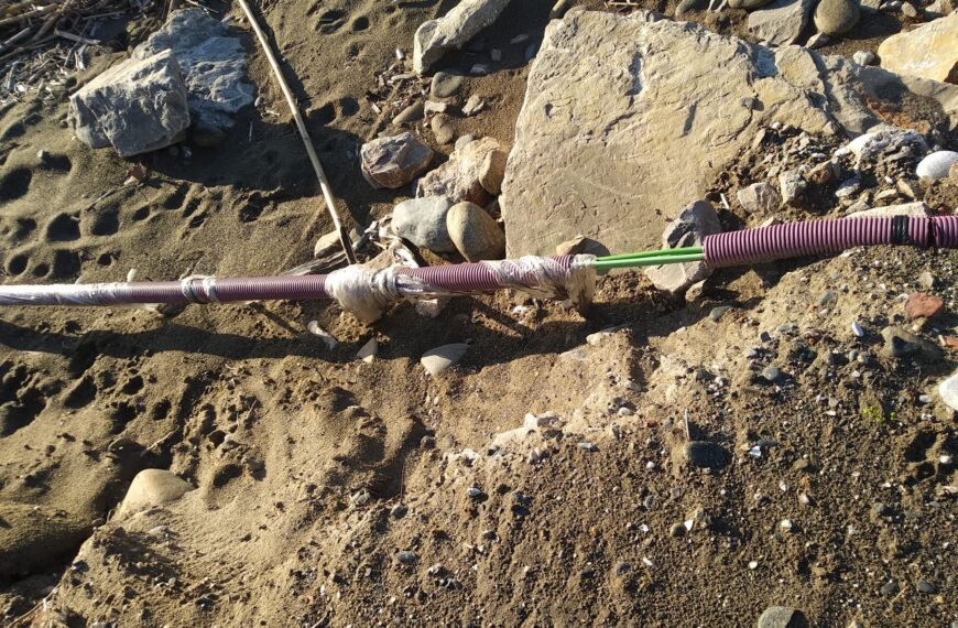El PSOE denuncia la presencia de un cable con electricidad en la playa de Punta Plata y acusa al Ayuntamiento de falta de mantenimiento