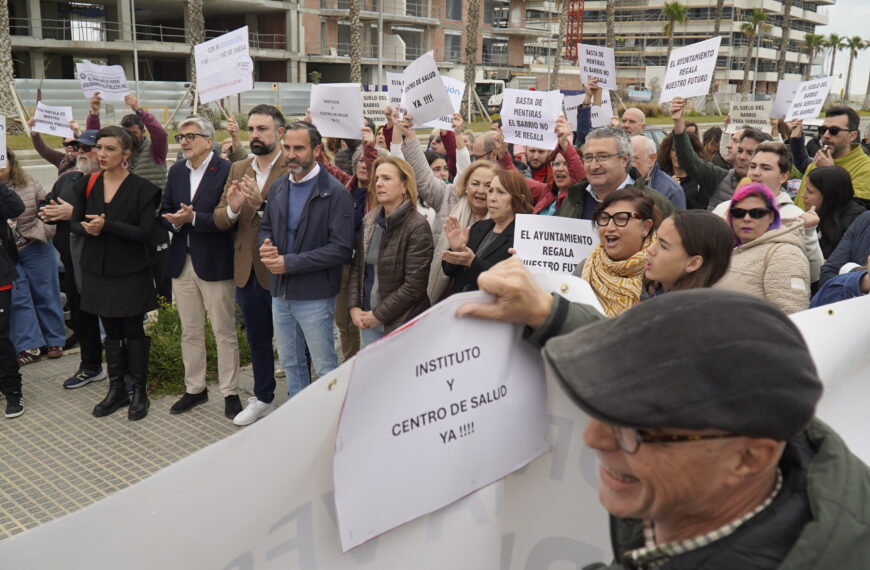 El PSOE exige a De la Torre que “no juegue al Monopoly con la ciudad” y devuelva parcelas dotacionales en Parque Litoral