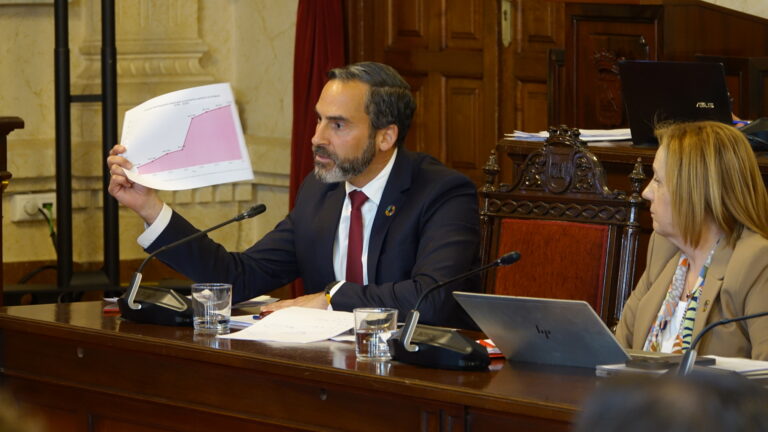 Pérez acusa a De la Torre de ser “cómplice” del “colapso histórico” de la sanidad pública tras rechazar el PP dos mociones del PSOE