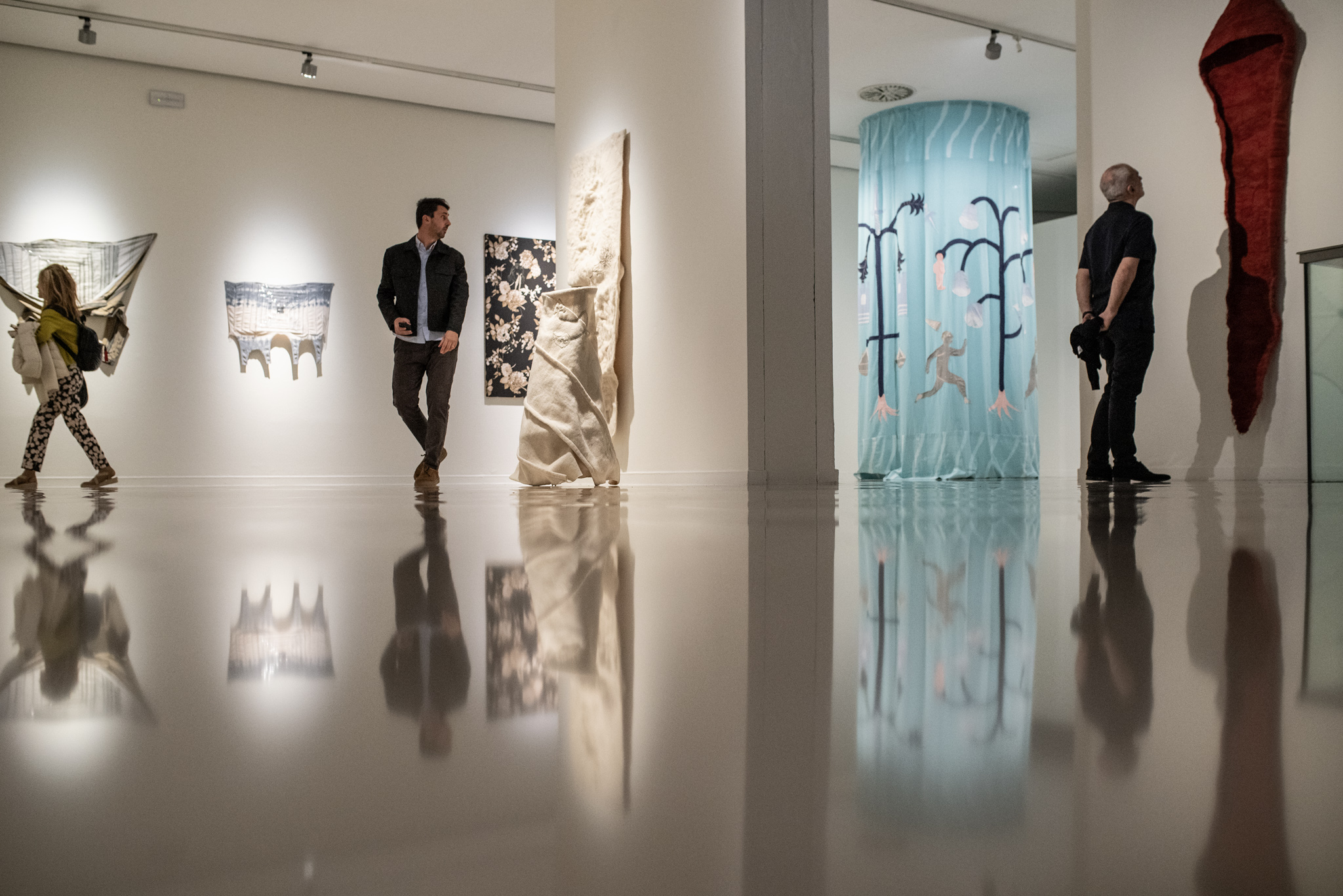 MUCAC La Coracha inaugura ‘Tejiendo historias’, una exposición colectiva que recorre las genealogías del arte textil femenino contemporáneo