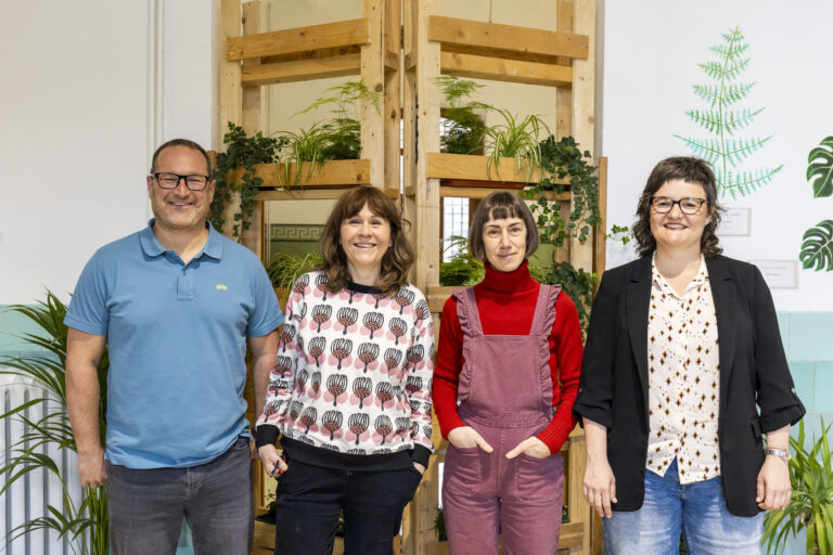 “Plantar el techo – Sabaia landatu” convierte el CP San Francisco en un espacio de arte contemporáneo con la participación de 500 personas