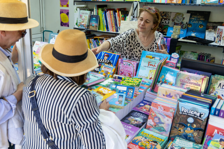 La 55ª Feria del Libro de Málaga reúne a más de medio centenar de librerías y editoriales en el Paseo del Parque