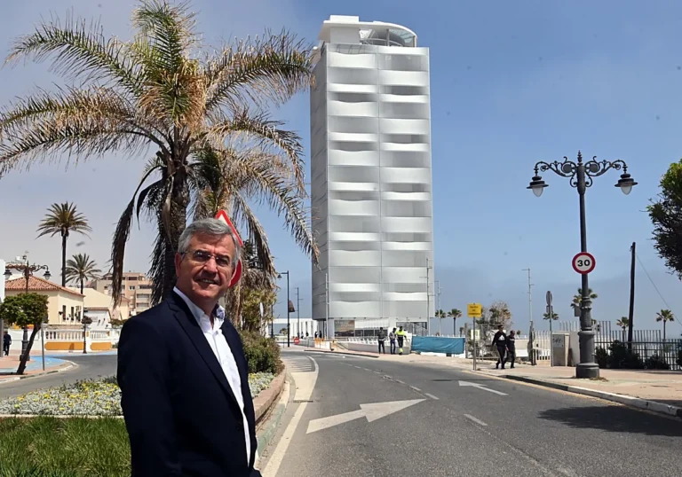 El PSOE denuncia ante los tribunales la dilación del Ayuntamiento de Estepona en la entrega de documentación sobre la concesión del Mirador del Carmen