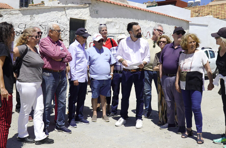 El PSOE y vecinos de Pedregalejo acusan a De la Torre y Moreno Bonilla de “cargarse el carácter marinero” del barrio