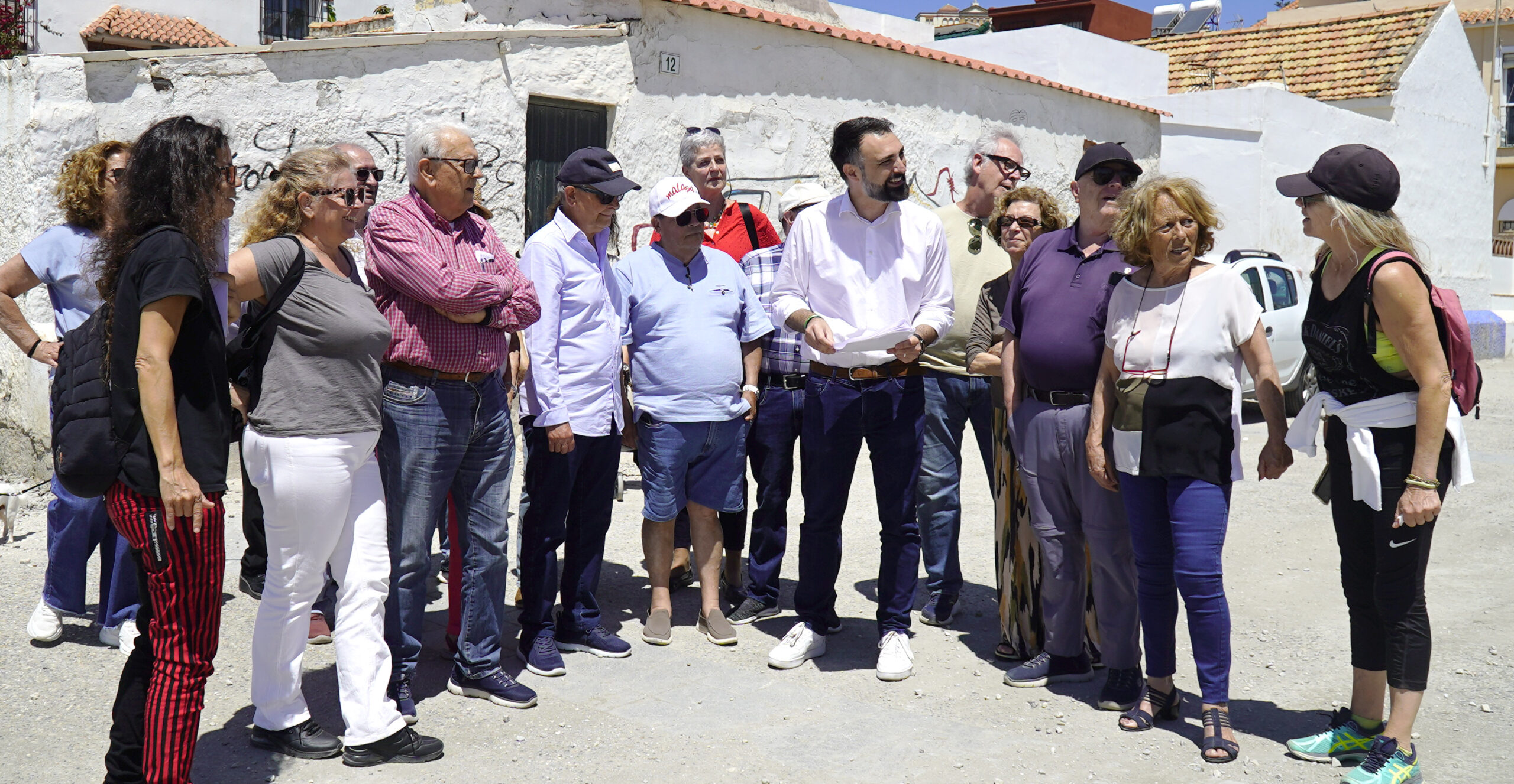 El PSOE y vecinos de Pedregalejo acusan a De la Torre y Moreno Bonilla de “cargarse el carácter marinero” del barrio