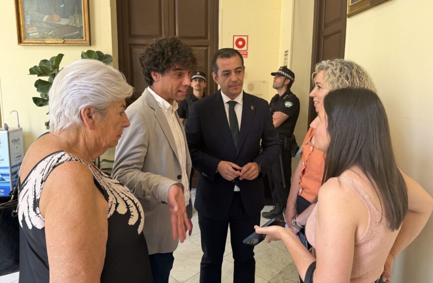 El PSOE arranca al Ayuntamiento su compromiso para exigir a la Junta el mantenimiento de las dos líneas de infantil en el CEIP Neill