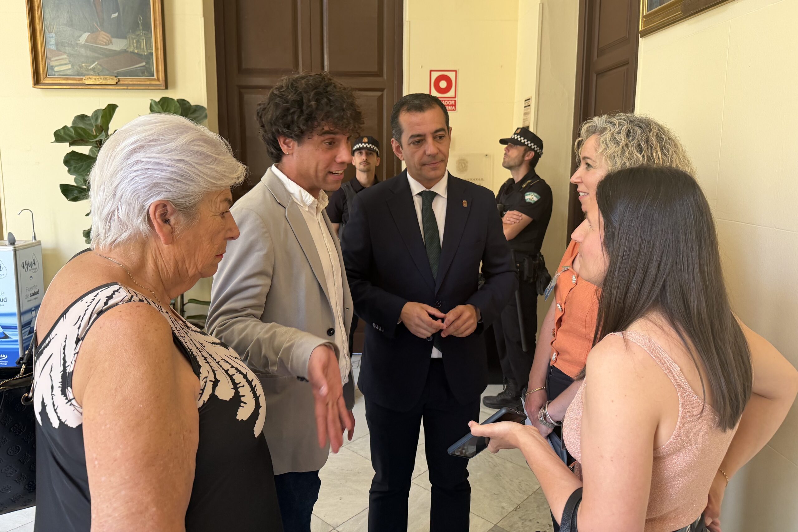 El PSOE arranca al Ayuntamiento su compromiso para exigir a la Junta el mantenimiento de las dos líneas de infantil en el CEIP Neill
