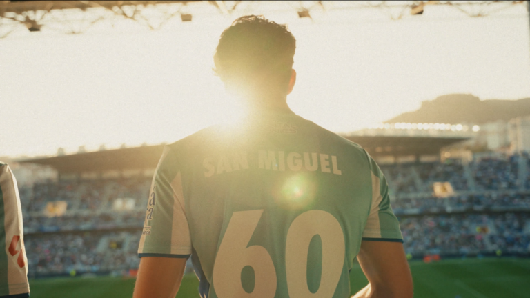 San Miguel conmemora seis décadas de vínculo con el Málaga CF en una nueva campaña audiovisual