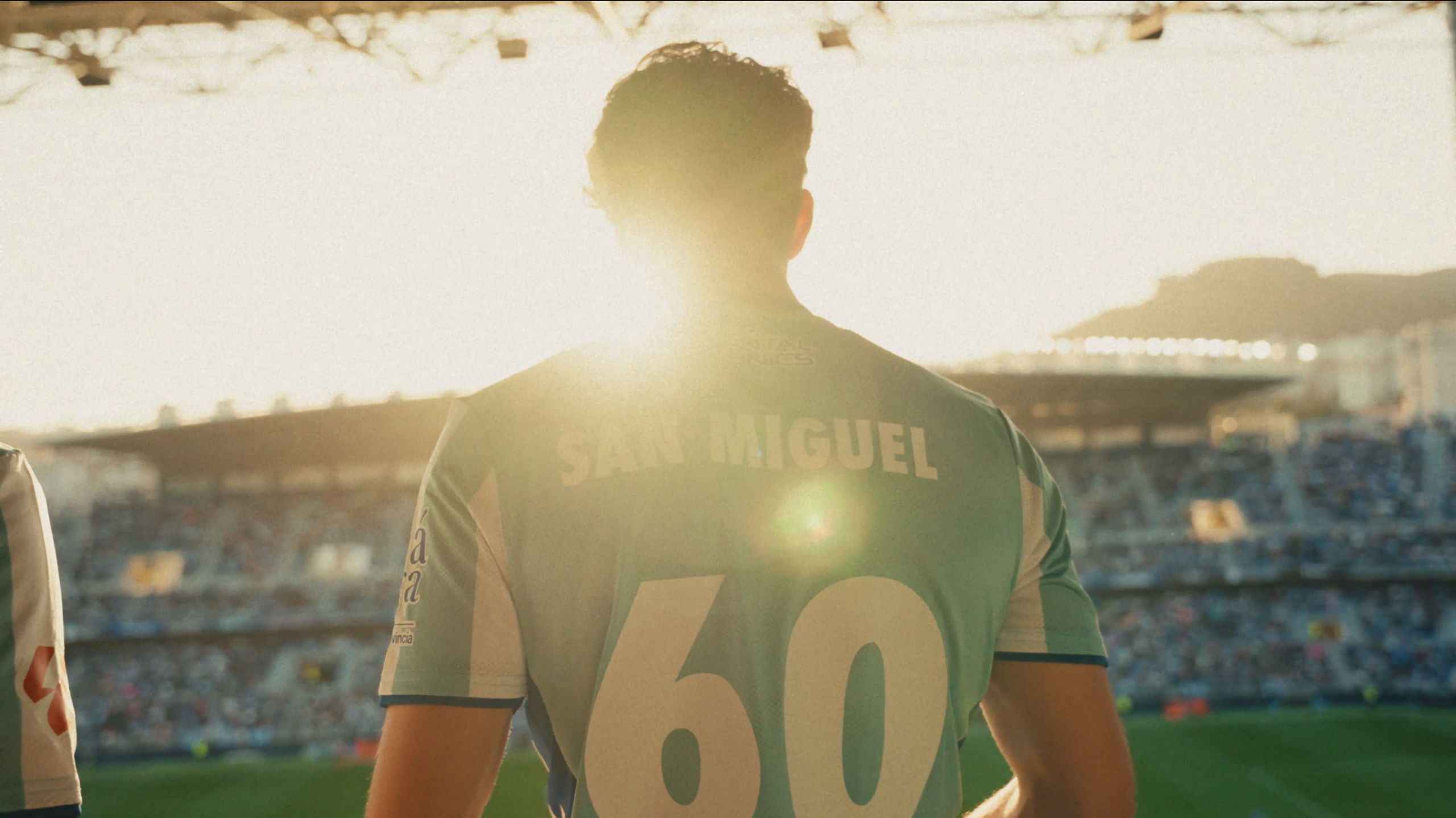 San Miguel conmemora seis décadas de vínculo con el Málaga CF en una nueva campaña audiovisual