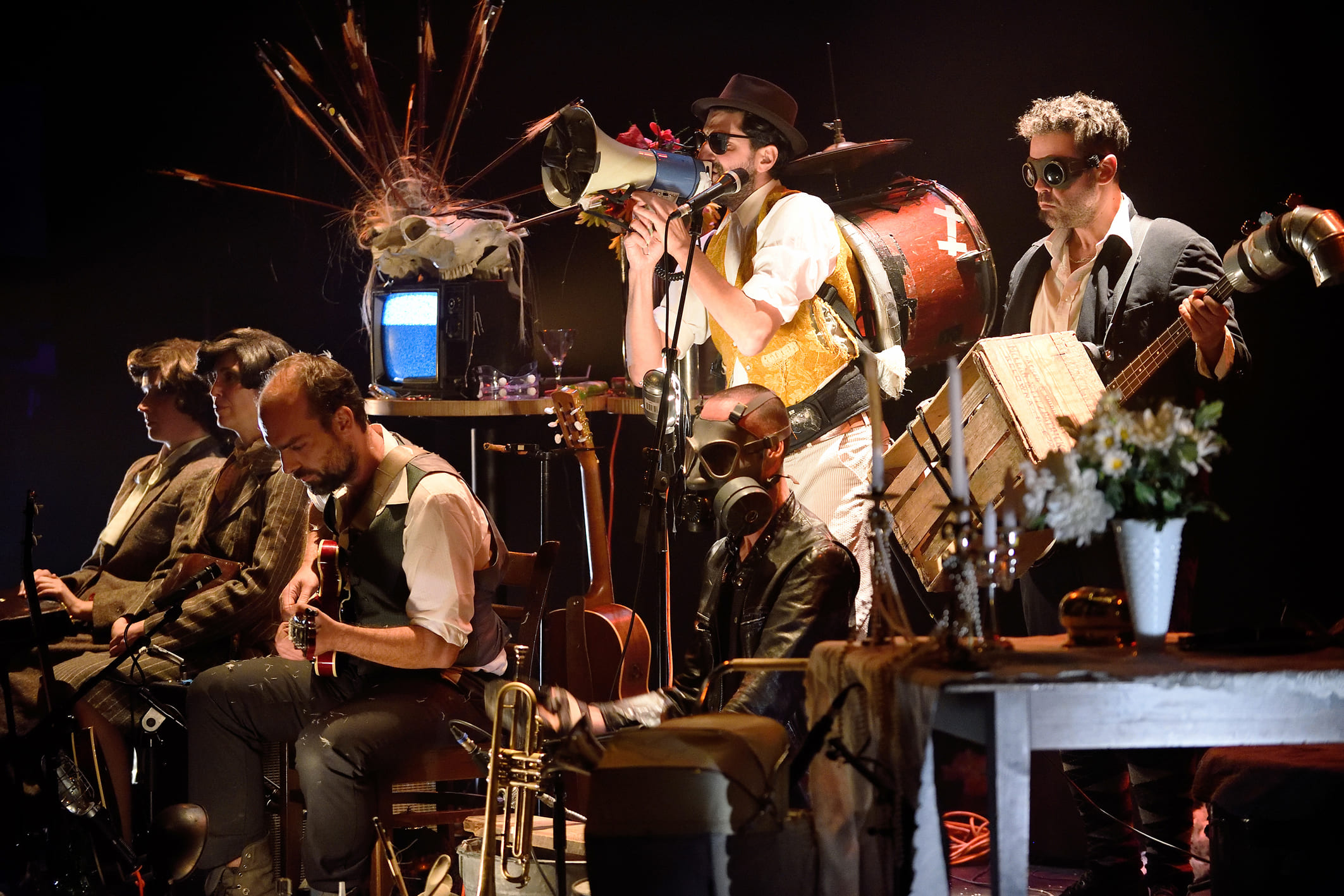 El Teatro Cánovas recibe al colectivo canadiense L’Orchestre d’Hommes-Orchestres con su propuesta ‘Performs Tom Waits’