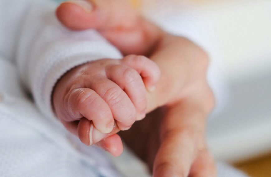 Más de 3.700 madres y padres malagueños disfrutan del permiso de nacimiento ampliado a 19 semanas