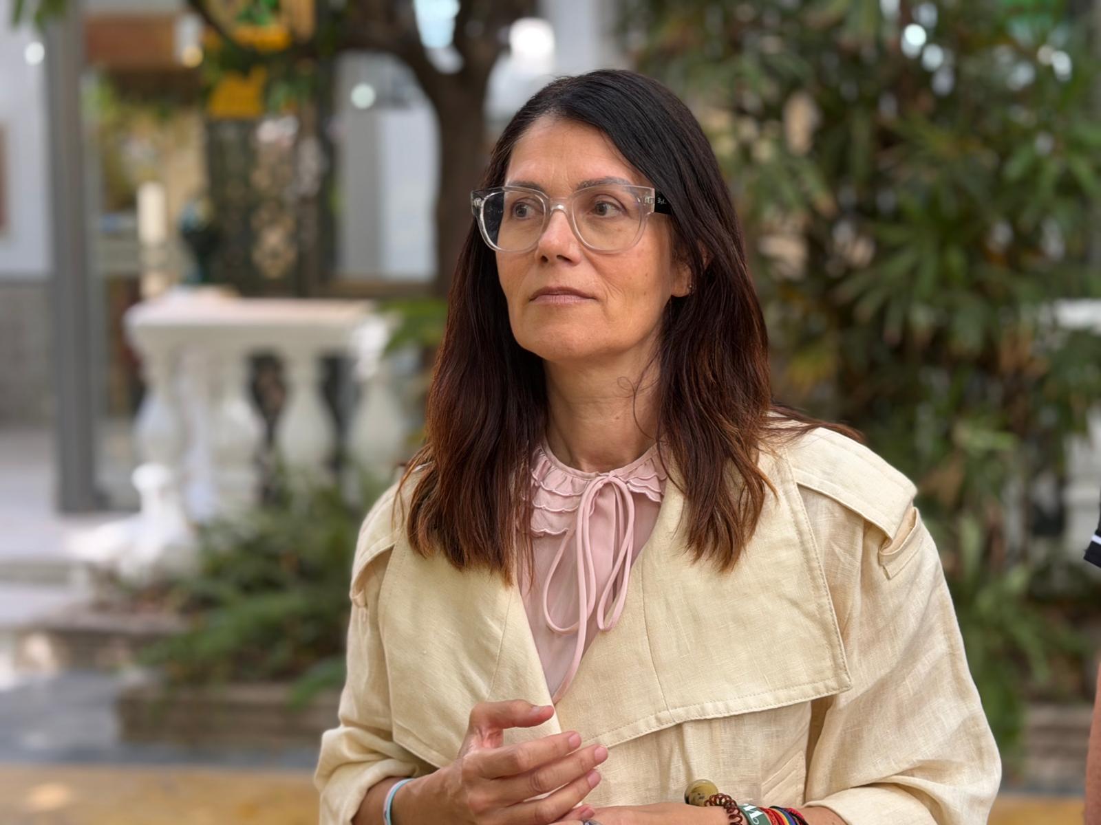 Isabel Pérez exige a la Junta que duplique los servicios de autobuses interurbanos en la Costa del Sol