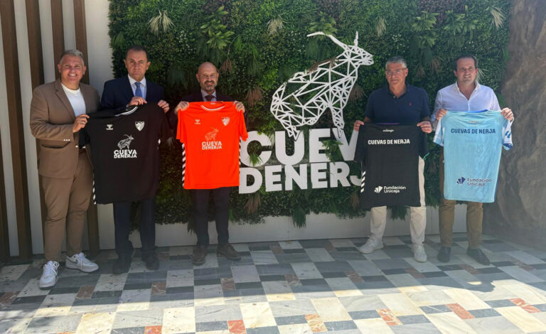 Javier Salas recibe en la Cueva de Nerja al equipo Genuine de la Fundación Málaga CF