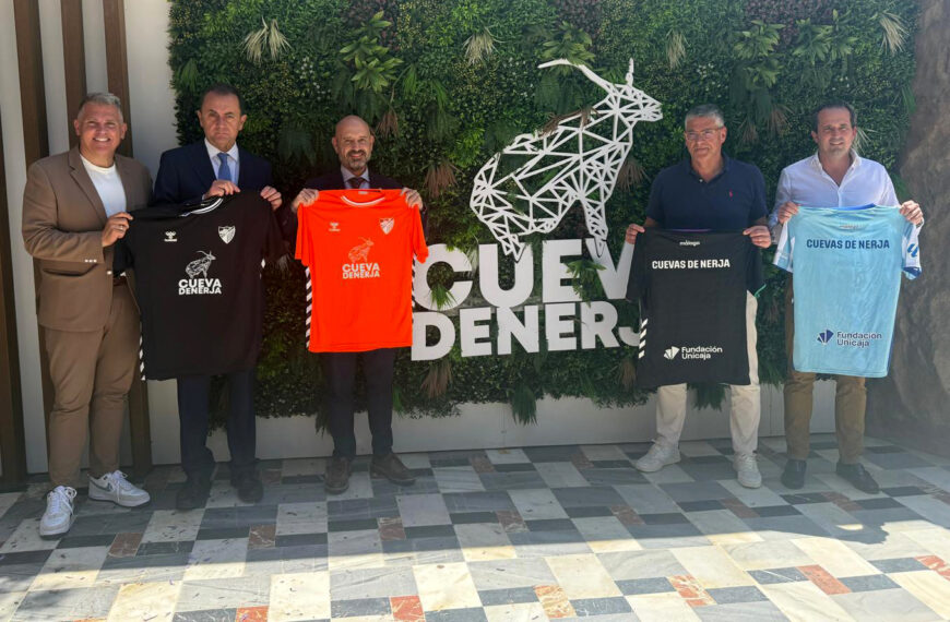Javier Salas recibe en la Cueva de Nerja al equipo Genuine de la Fundación Málaga CF