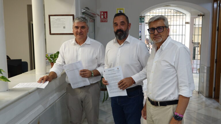 El PSOE exige a la Junta que incorpore a Almáchar y El Borge al Consorcio de Transporte y denuncia una “discriminación política”