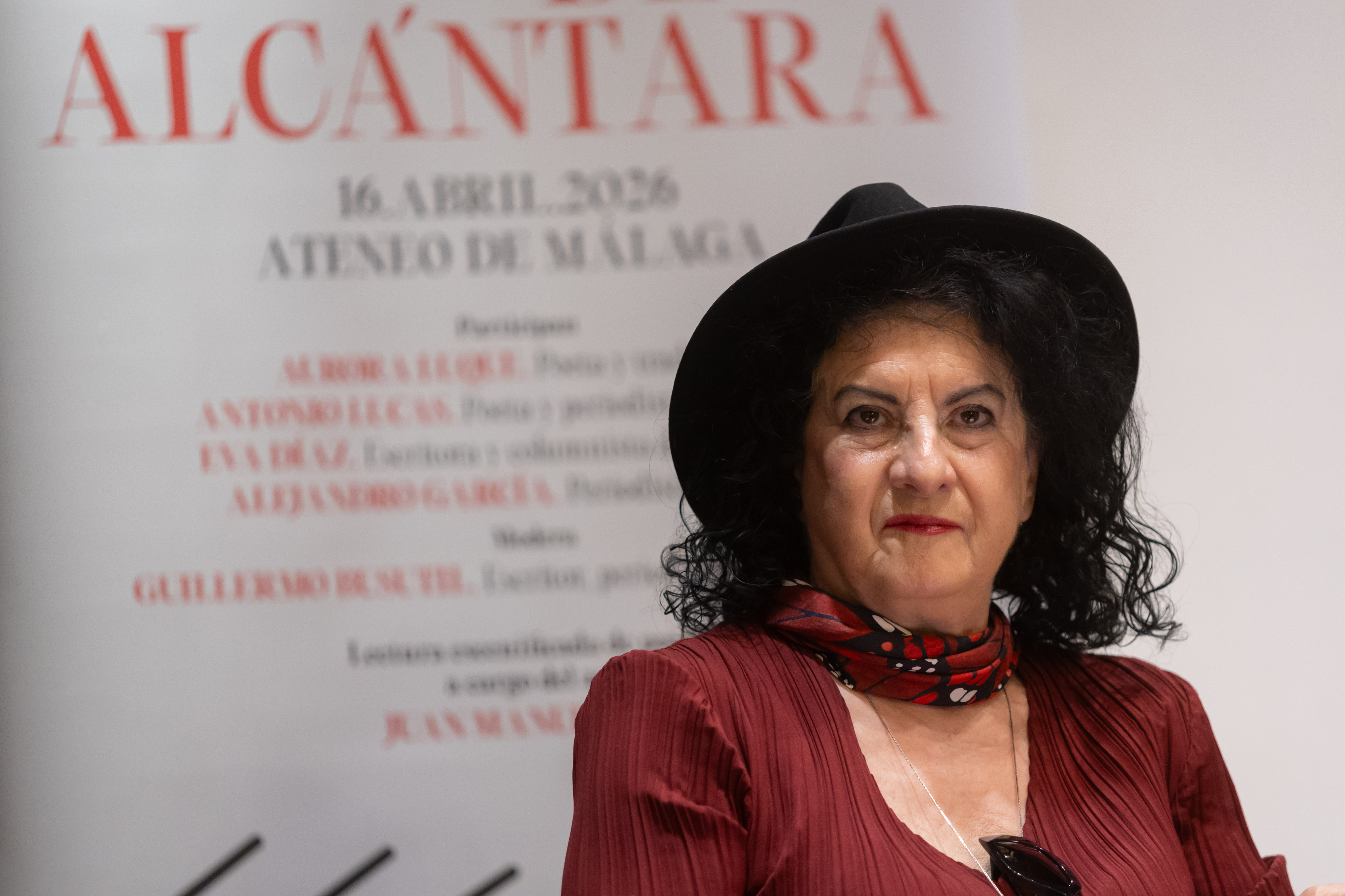 Aurora Luque recibe el III Premio Antorcha de Honor por su trayectoria poética