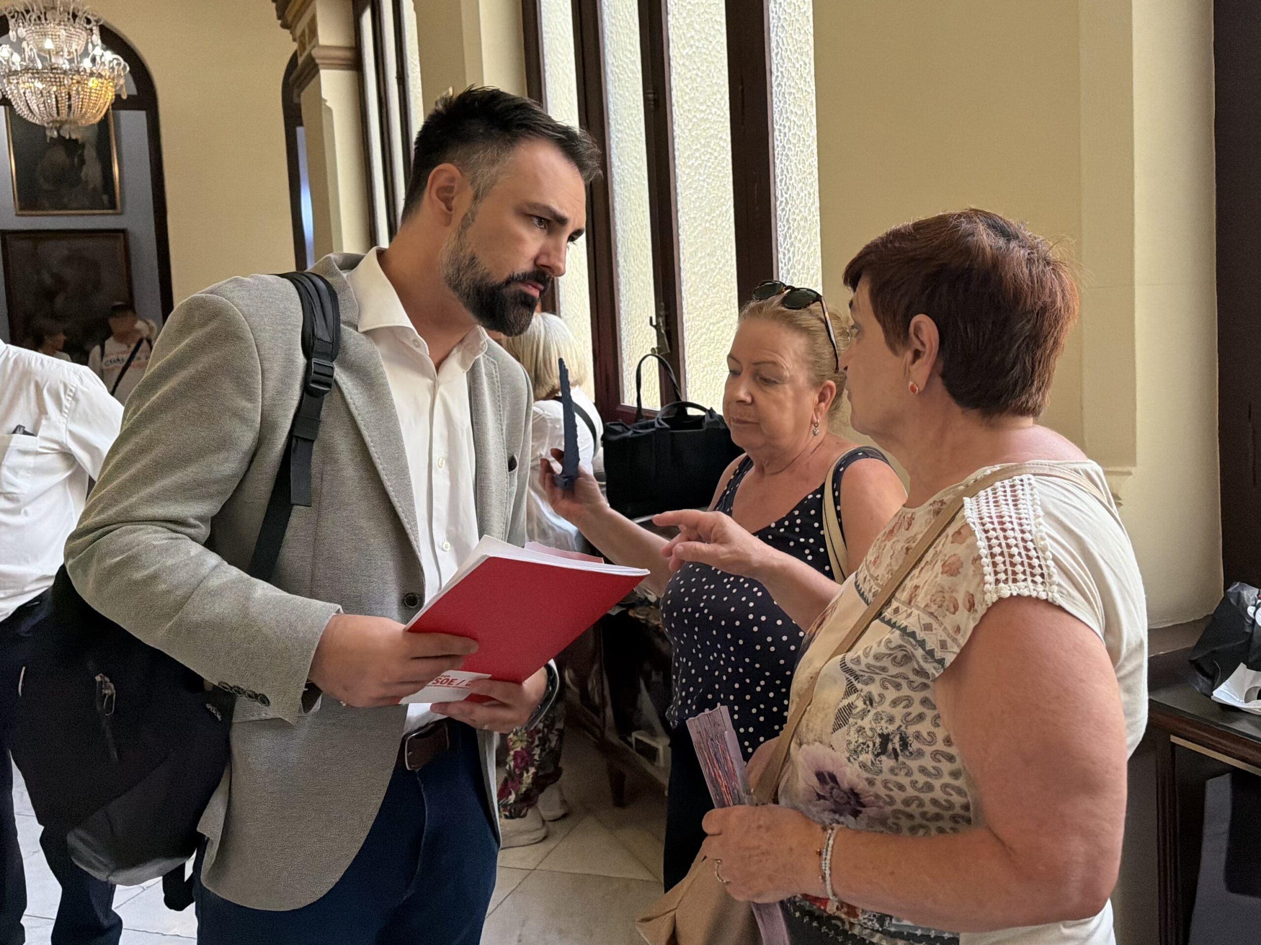 El PSOE critica al PP por rechazar una investigación sobre las grietas de Carranque y el incendio del hotel Ibis