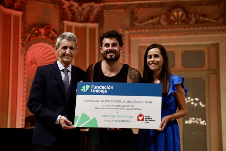 Fundación Unicaja entrega a la Casa Ronald McDonald la recaudación de su velada con Antoñito Molina