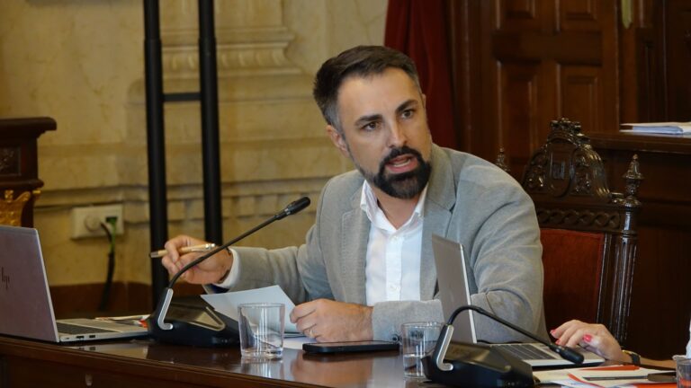 El PSOE exige responsabilidades a De la Torre por los cierres de playas y el estado de la red de saneamiento