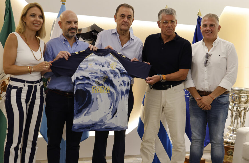 La Cueva de Nerja seguirá luciendo en la camiseta prematch del Málaga CF en la temporada 2026/27