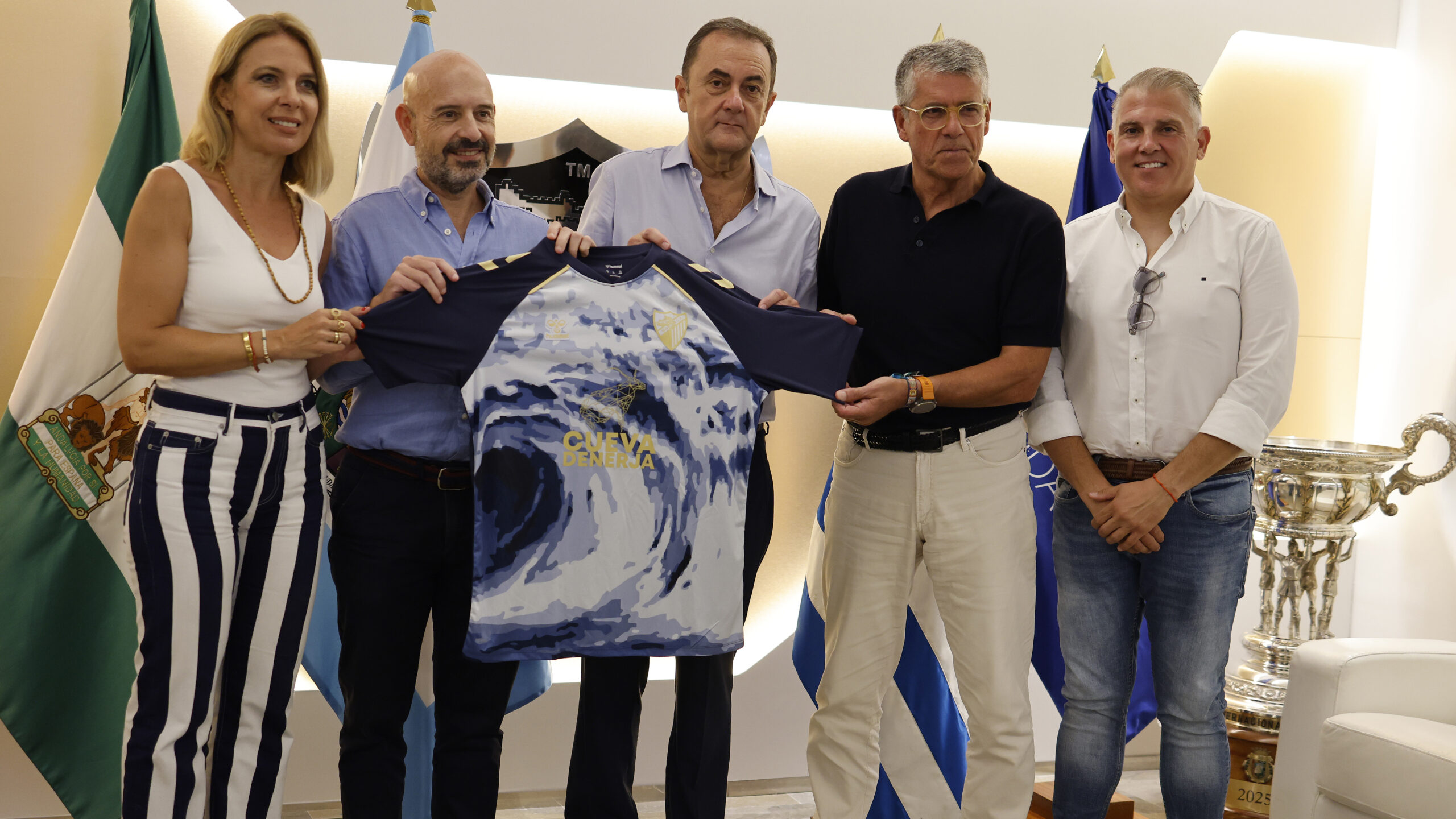 La Cueva de Nerja seguirá luciendo en la camiseta prematch del Málaga CF en la temporada 2026/27