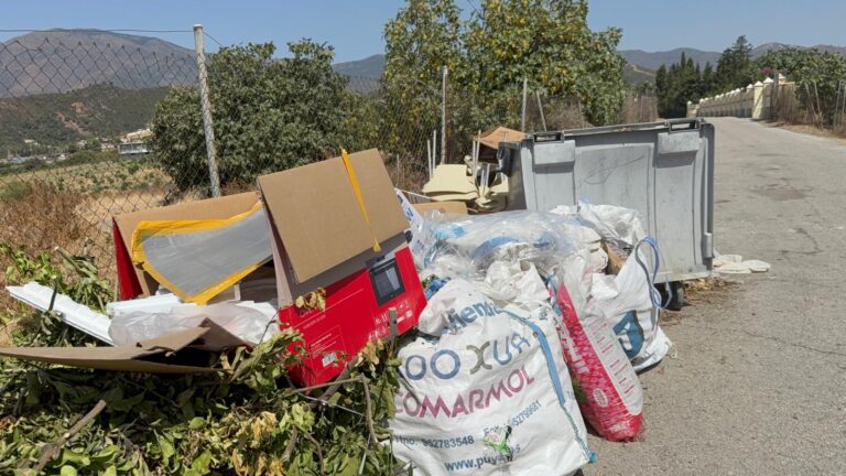 El PSOE denuncia que Estepona mantiene “un servicio de limpieza de 2011 para una ciudad de 2026”