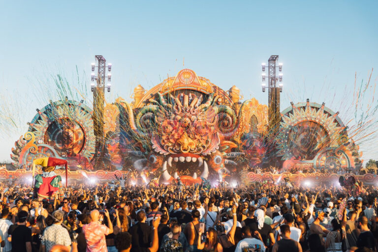 elrow reúne a cerca de 20.000 personas en Málaga en su regreso a la Costa del Sol