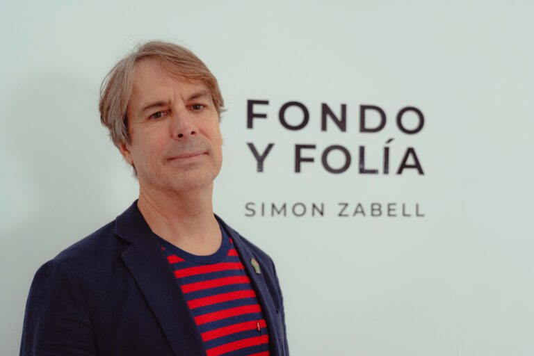 Simon Zabell explora la geometría y la introspección en ‘Fondo y Folía’